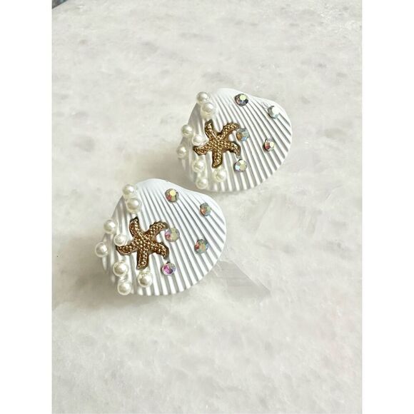 White clamshell stud earrings with gold starfish, iridescent rhinestone - Picture 3 of 5
